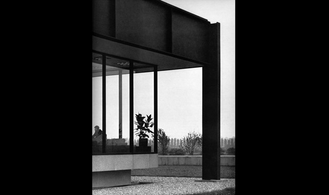 Corner of the building. The foundations of the outer steel columns are independent of the lower floor.
